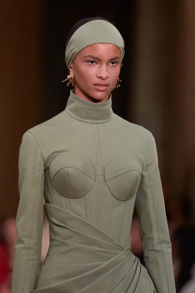 Look 15
